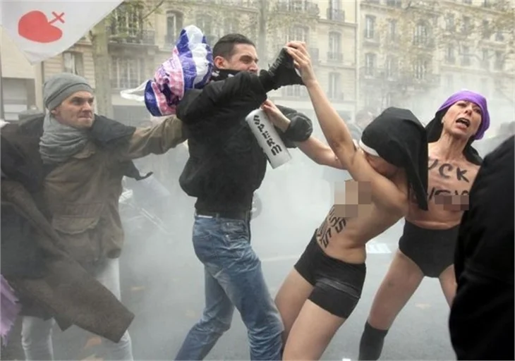 Femen kızlarına Paris'te saldırdılar...