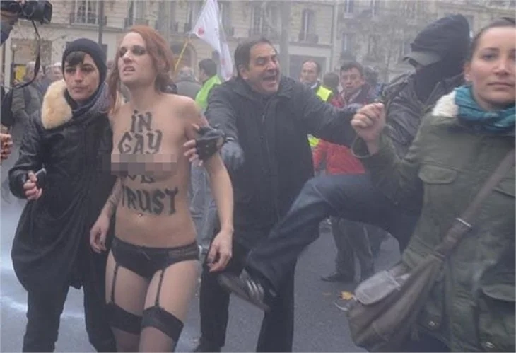 Femen kızlarına Paris'te saldırdılar...