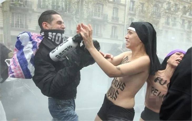 Femen kızlarına Paris'te saldırdılar...