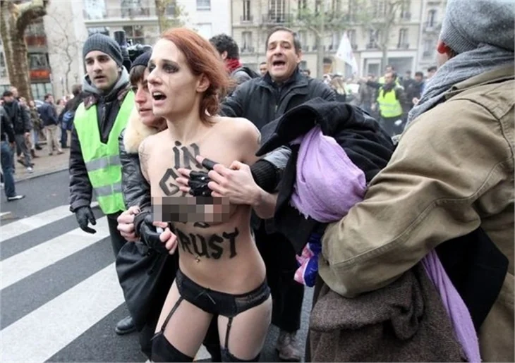 Femen kızlarına Paris'te saldırdılar...