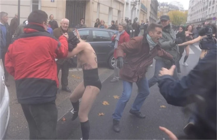 Femen kızlarına Paris'te saldırdılar...