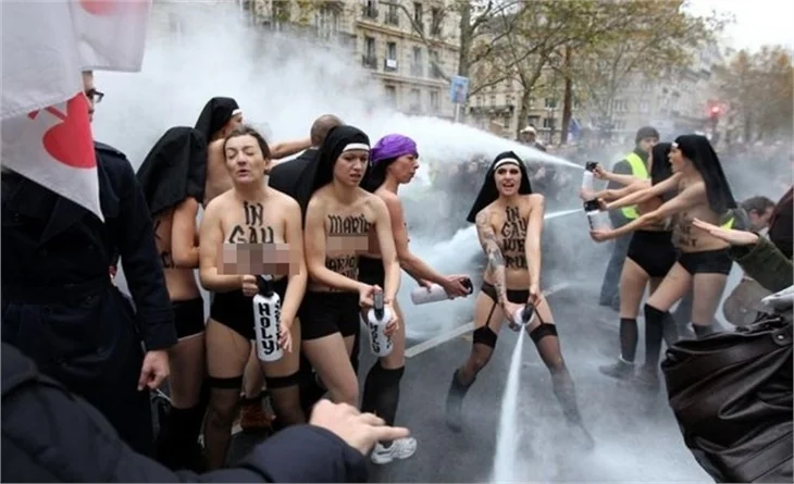 Femen kızlarına Paris'te saldırdılar...