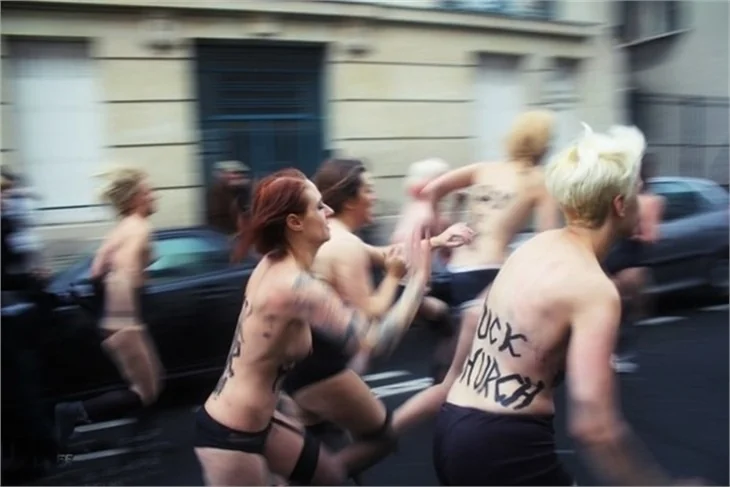 Femen kızlarına Paris'te saldırdılar...