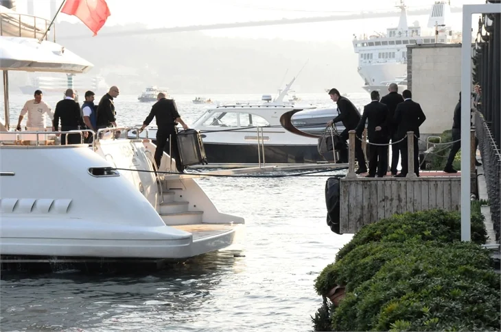 Jennifer Lopez, çocuklarını İstanbul'da bıraktı!