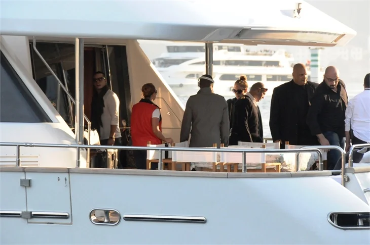 Jennifer Lopez, çocuklarını İstanbul'da bıraktı!
