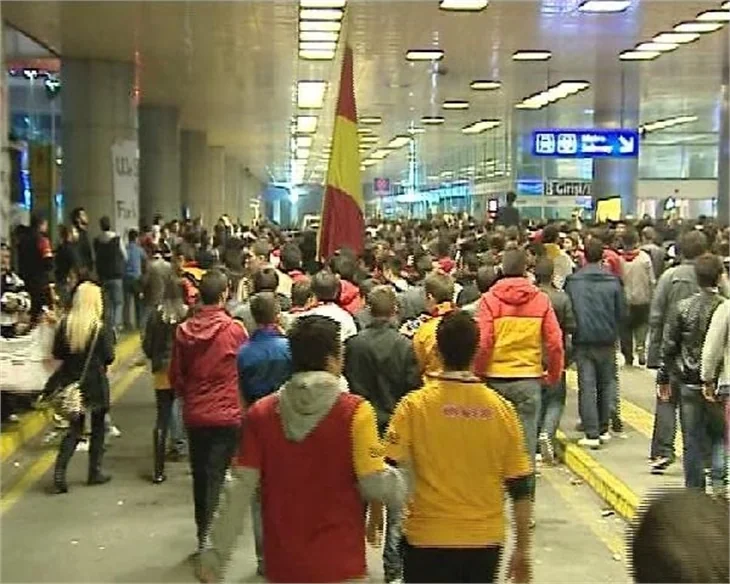 Galatasaray taraftarı havalimanını bastı...