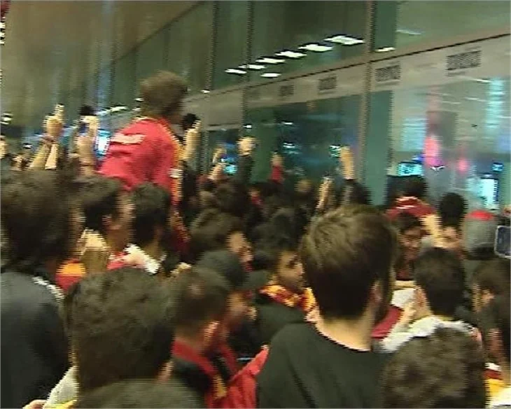 Galatasaray taraftarı havalimanını bastı...