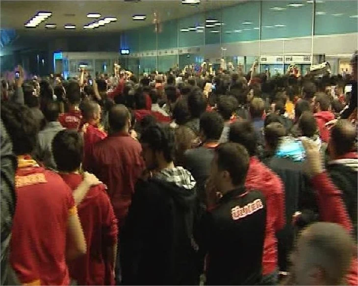Galatasaray taraftarı havalimanını bastı...
