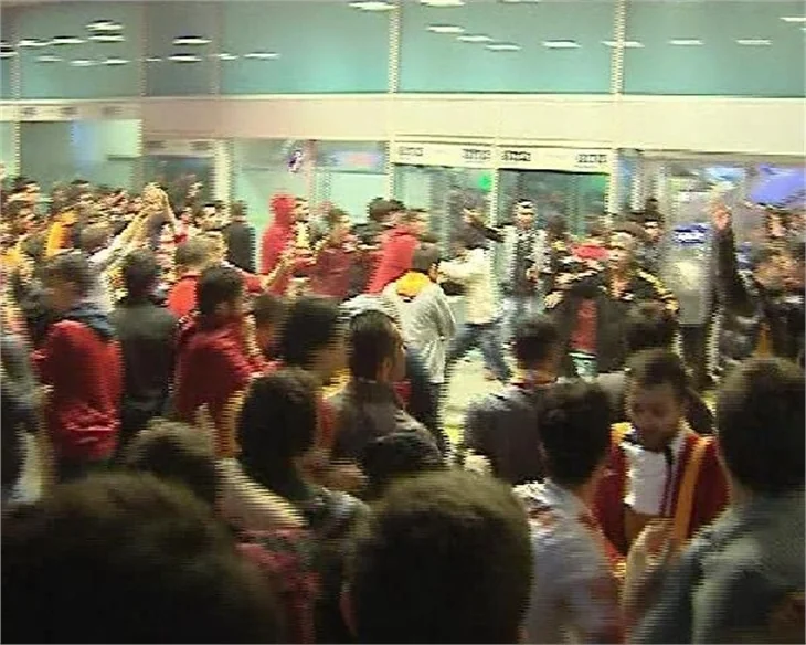 Galatasaray taraftarı havalimanını bastı...