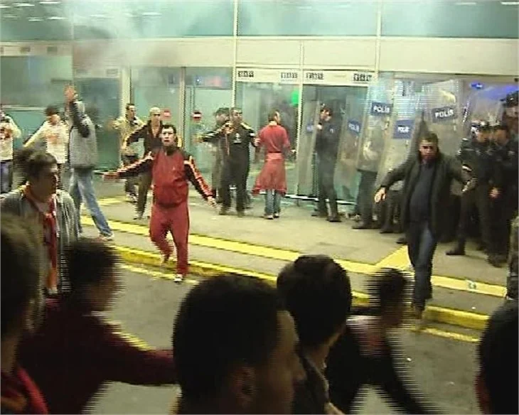 Galatasaray taraftarı havalimanını bastı...