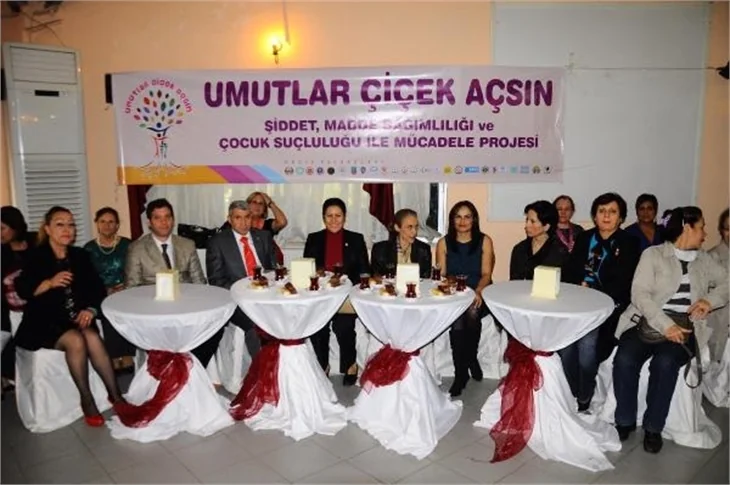 Kadına şiddete cezayı kutladılar...