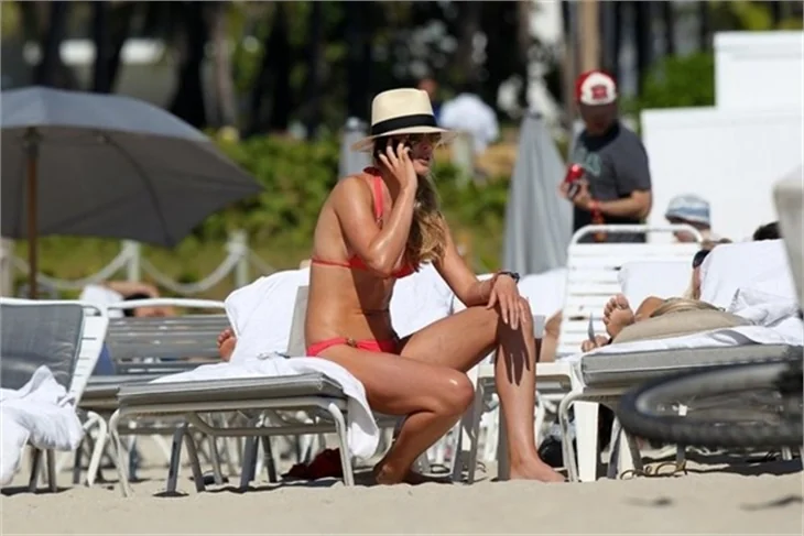 Rus güzel Anne Vyalitsyna tatilde