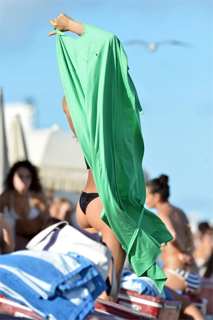 Irina Shayk bikiniyle yakalandı...