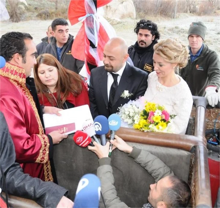 Kapadokya'da balonda 12.12.12 nikahı