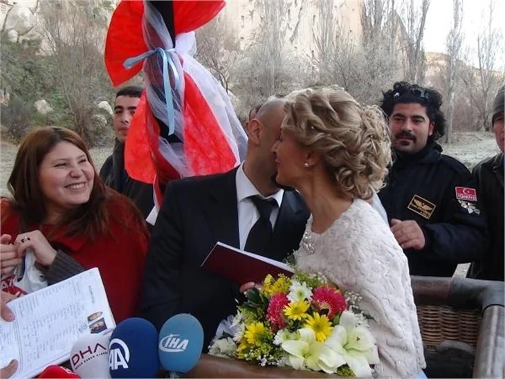 Kapadokya'da balonda 12.12.12 nikahı