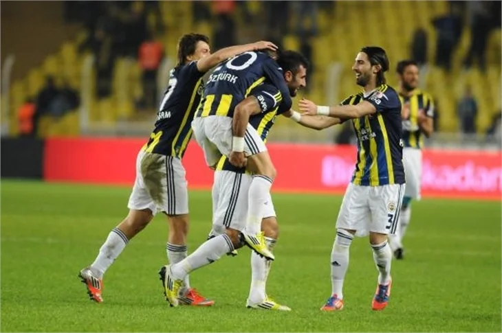Fenerbahçe 3 kulvarda birden ilerliyor