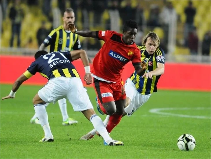 Fenerbahçe 3 kulvarda birden ilerliyor