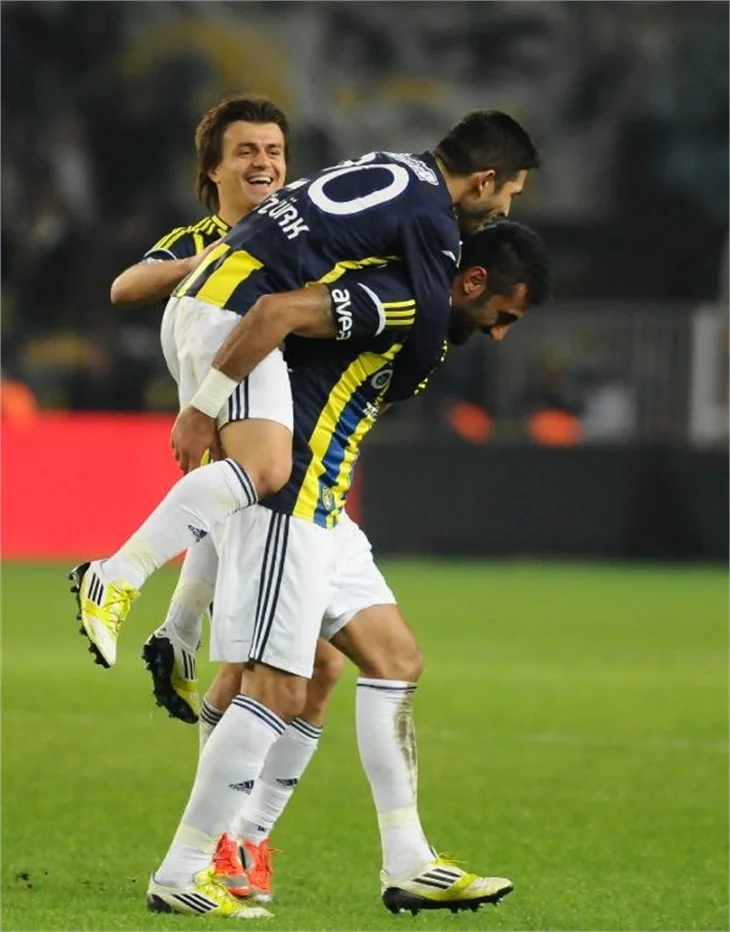 Fenerbahçe 3 kulvarda birden ilerliyor