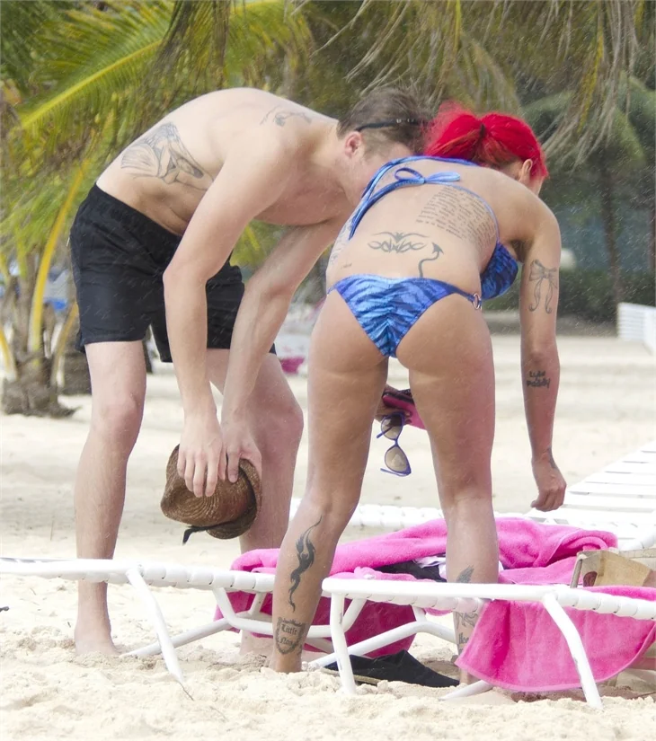 Jodie Marsh'tan seksi bikinili pozlar