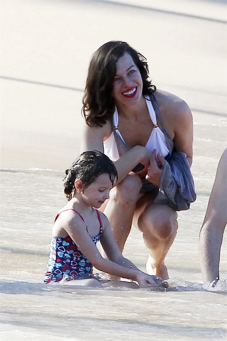 Milla Jovovich'in bikinili plaj pozları!