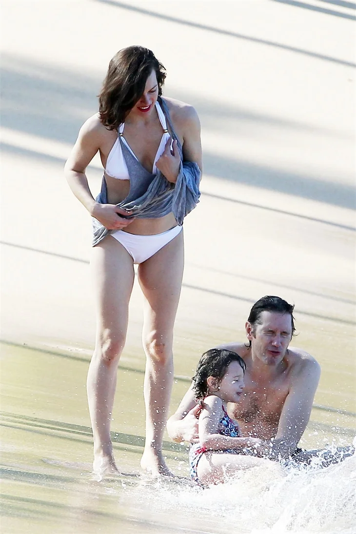 Milla Jovovich'in bikinili plaj pozları!