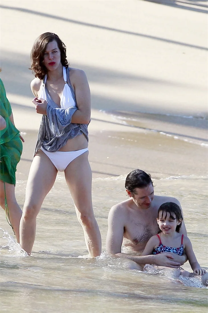 Milla Jovovich'in bikinili plaj pozları!