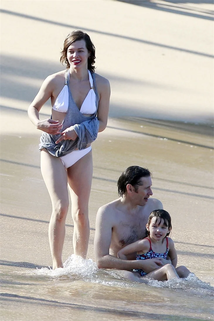 Milla Jovovich'in bikinili plaj pozları!