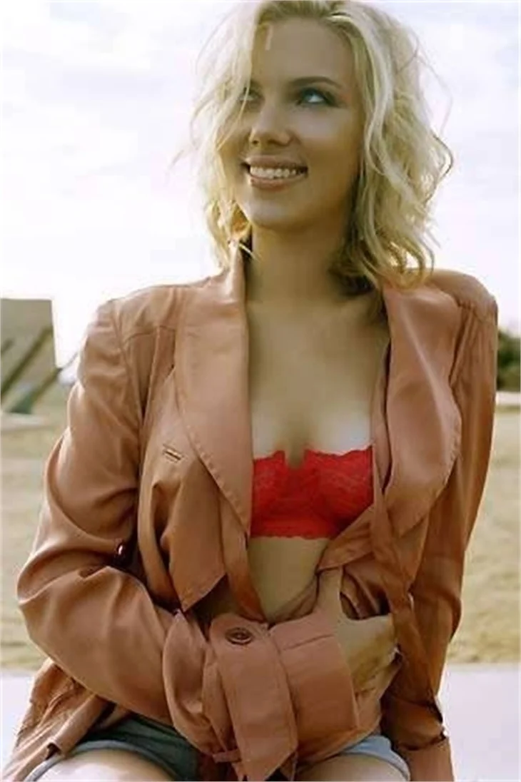 Scarlett Johansson: Kıvrımları olan her kadın seksidir...
