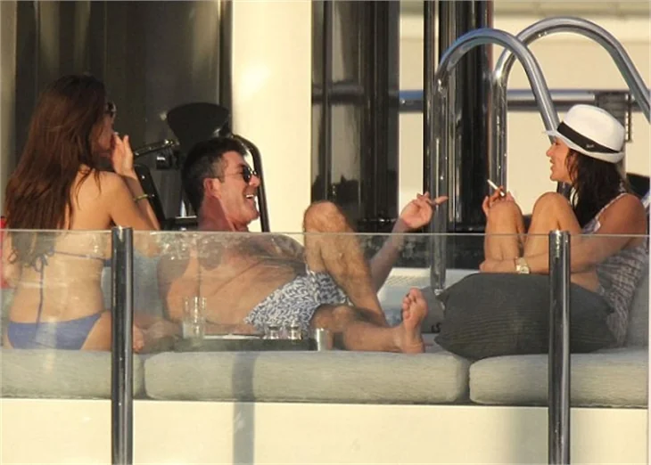 Ünlü televizyoncu Simon Cowell haremiyle...