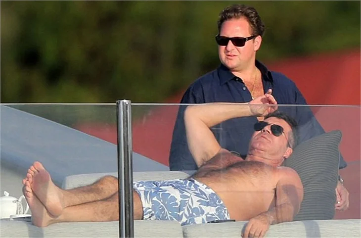 Ünlü televizyoncu Simon Cowell haremiyle...