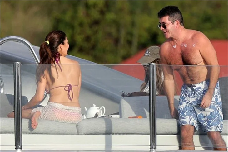 Ünlü televizyoncu Simon Cowell haremiyle...
