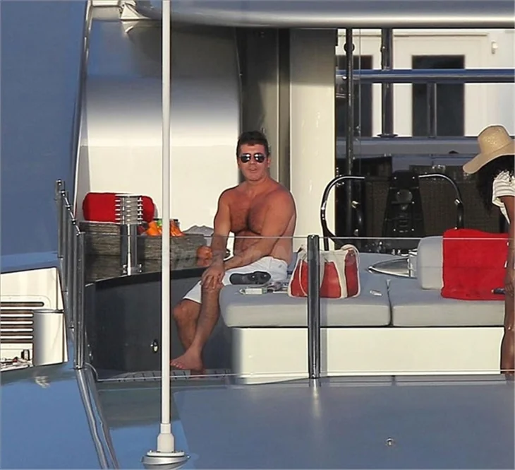 Ünlü televizyoncu Simon Cowell haremiyle...