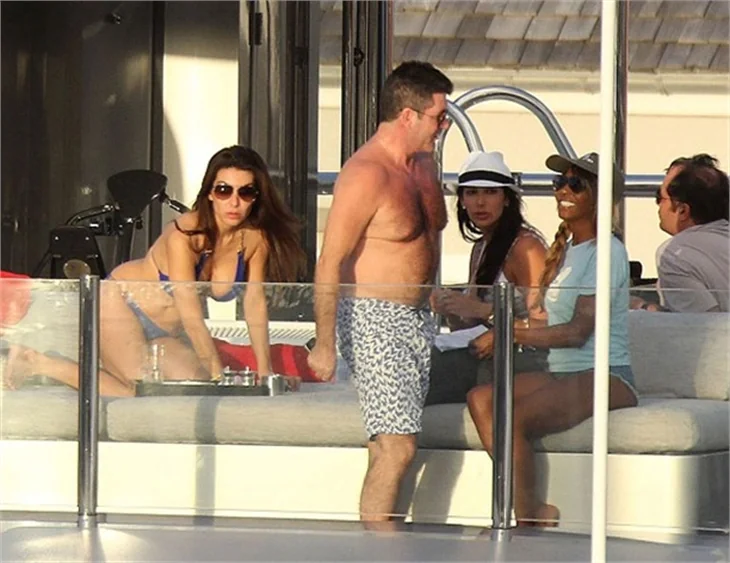 Ünlü televizyoncu Simon Cowell haremiyle...