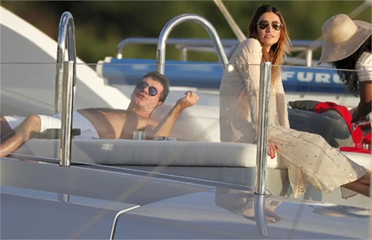 Ünlü televizyoncu Simon Cowell haremiyle...