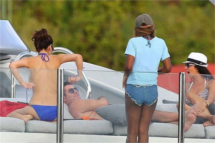Ünlü televizyoncu Simon Cowell haremiyle...