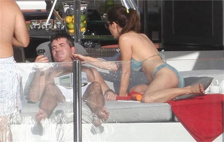 Ünlü televizyoncu Simon Cowell haremiyle...
