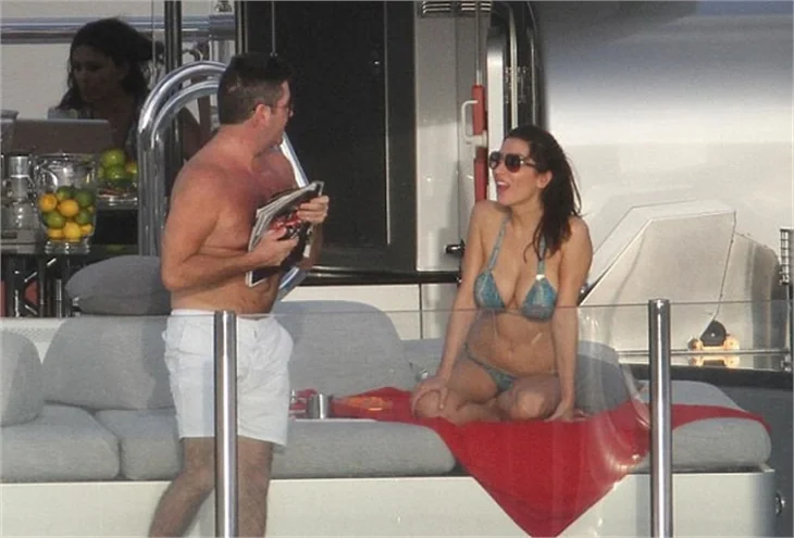 Ünlü televizyoncu Simon Cowell haremiyle...