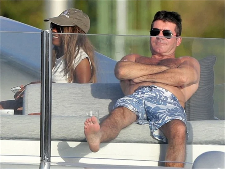 Ünlü televizyoncu Simon Cowell haremiyle...