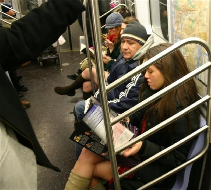 Metroda pantolonsuz eylem!