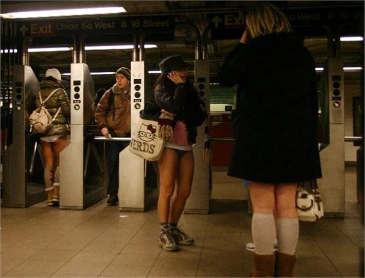 Metroda pantolonsuz eylem!