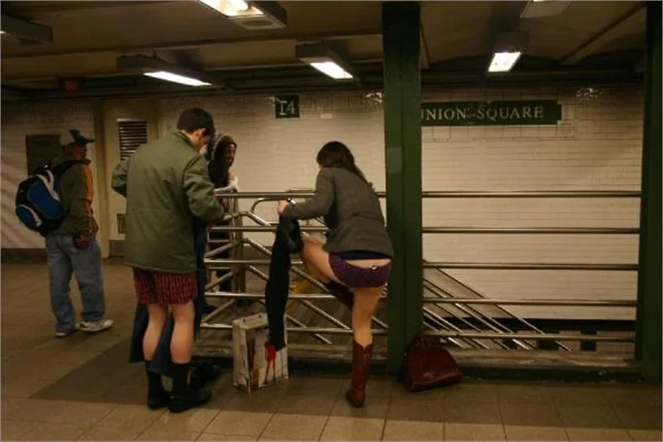 Metroda pantolonsuz eylem!