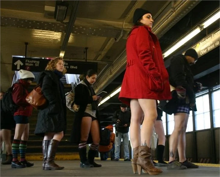 Metroda pantolonsuz eylem!