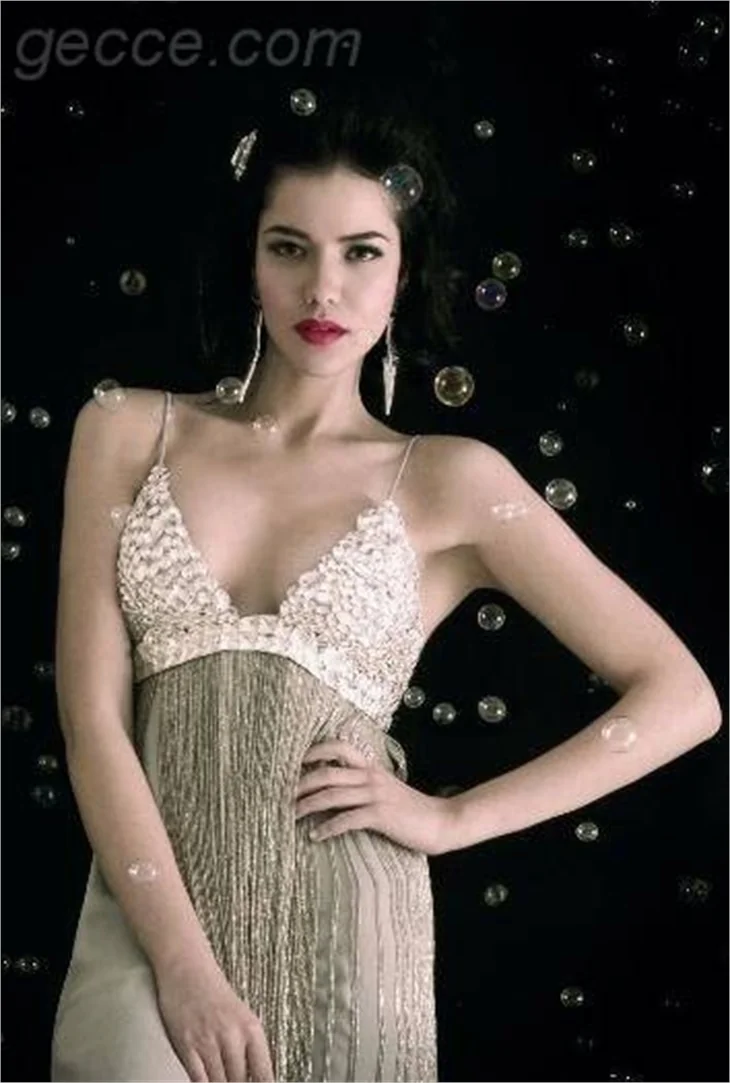 Fahriye Evcen'den tarihi kutlama!