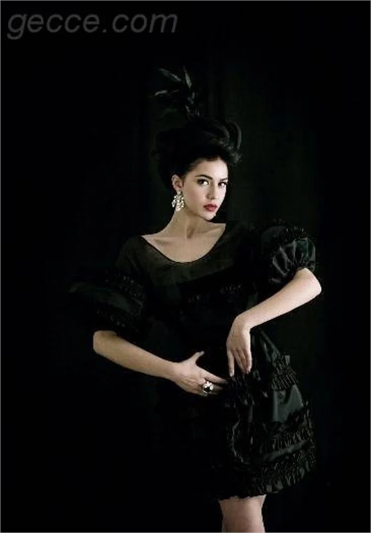Fahriye Evcen'den tarihi kutlama!