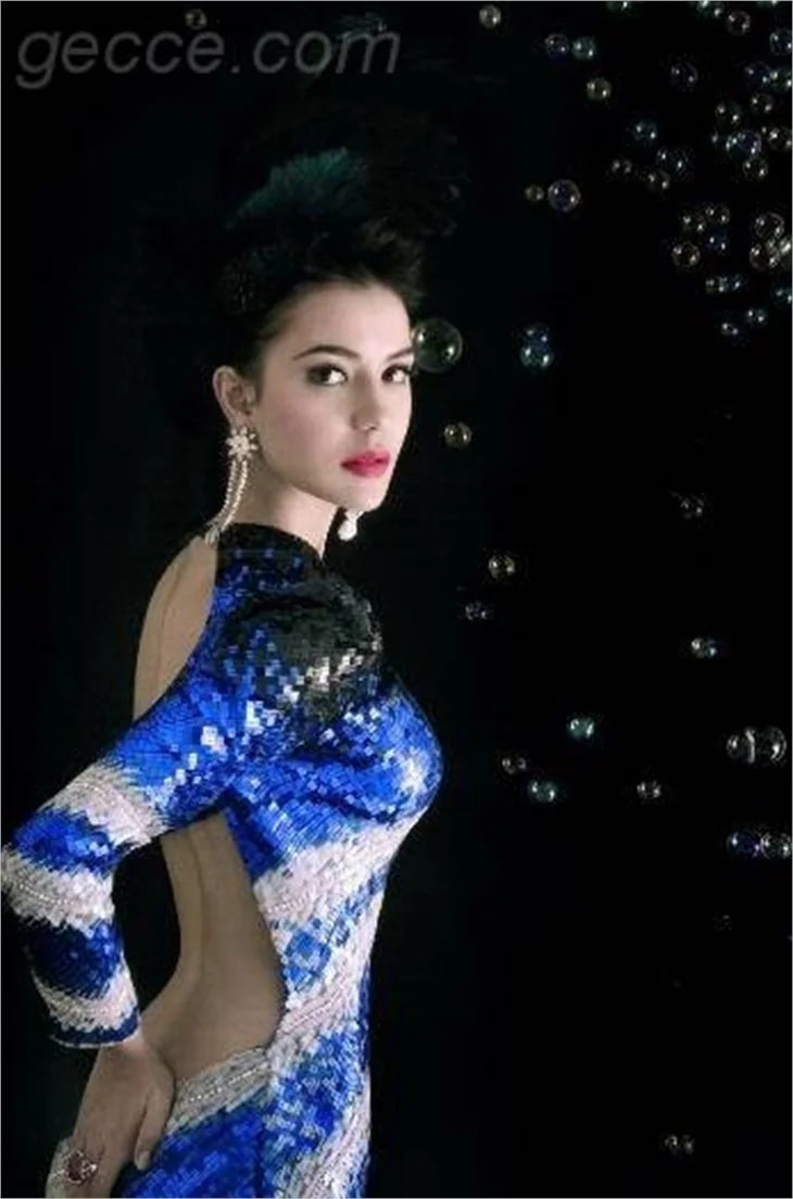 Fahriye Evcen'den tarihi kutlama!