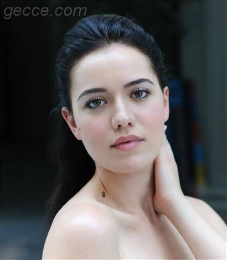 Fahriye Evcen'den tarihi kutlama!