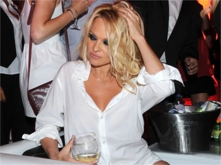 Pamela Anderson fena dağıttı!