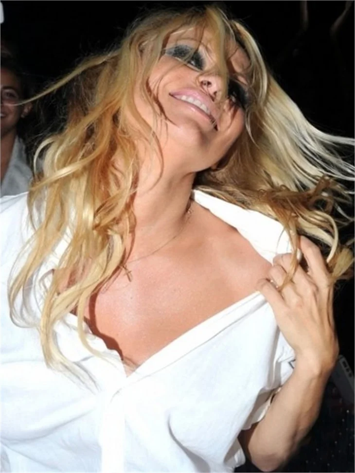 Pamela Anderson fena dağıttı!