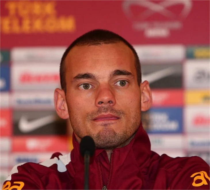 Sneijder'ın imza attığı günden ilk fotoğraflar!
