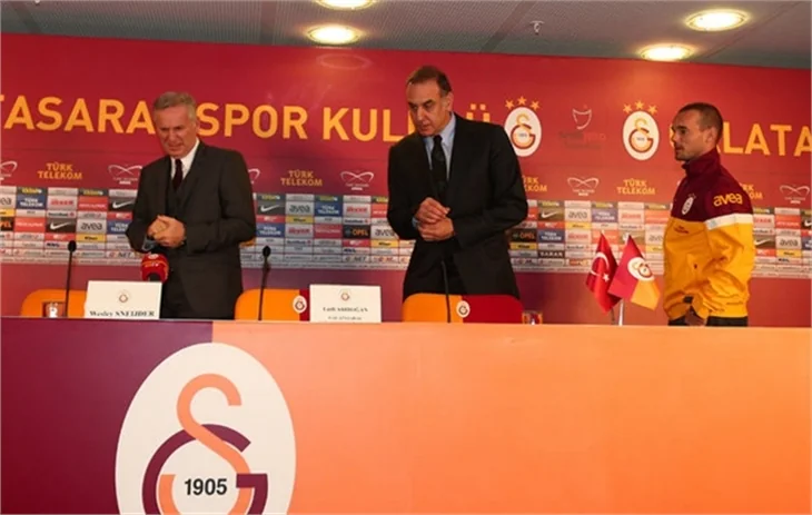 Sneijder'ın imza attığı günden ilk fotoğraflar!